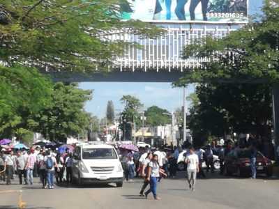 Bloquean calles y carreteras de Villahermosa; exigen pagos atrasados