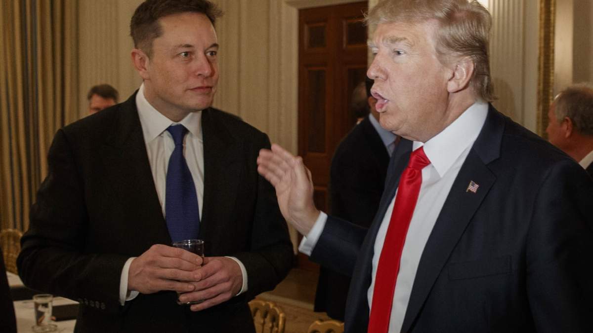 El presidente Donald Trump habla con el director general de Tesla y SpaceX, Elon Musk, en la Casa Blanca en Washington