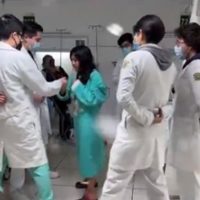 Médicos residentes del IMSS bailan el vals para una paciente que cumplió 15 años (Video)