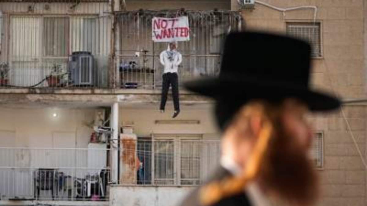 Una efigie del líder de Hamás, Yehya Sinwar, cuelga del balcón de un apartamento bajo el cartel “Indeseado”, en Jerusalén