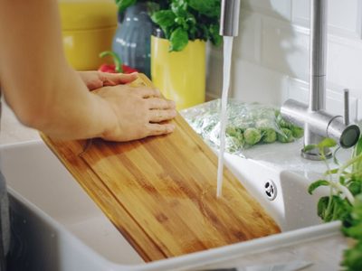 Las abuelas lo sabían: el mejor truco para limpiar las tablas de madera sin arruinarlas