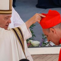 Escándalo en el Vaticano: Cardenal causa desconcierto por libro en que describe los orgasmos