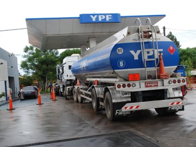 Madrugonazo: YPF volvió a aumentar los precios de sus combustibles