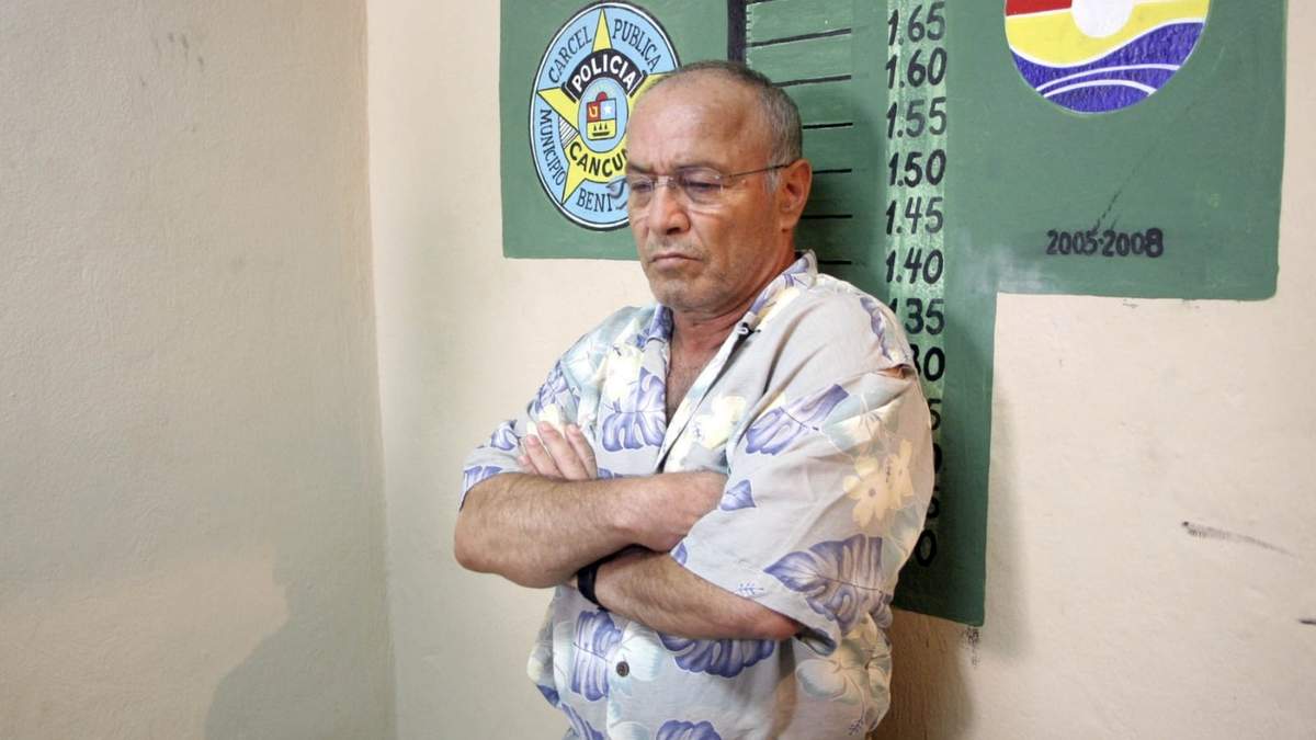 Jean Succar Kuri mientras es fichado en la cárcel municipal de Cancún por los delitos de pornografía infantil