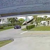 Una avioneta se impacta contra una camioneta; mueren dos adultos y un niño (Video)