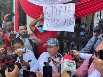 Periodistas marchan en apoyo a Mary Jose Díaz Flores; exigen destitución del titular de la CEDH