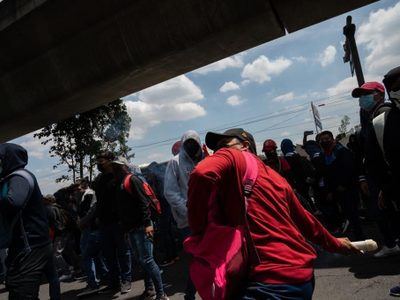 Normalistas de Ayotzinapa atacan con piedras y explosivos el Campo Militar 1 (Videos)
