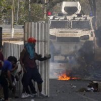 La PNB frena a simpatizantes de Guaidó en su intento por ingresar a Miraflores