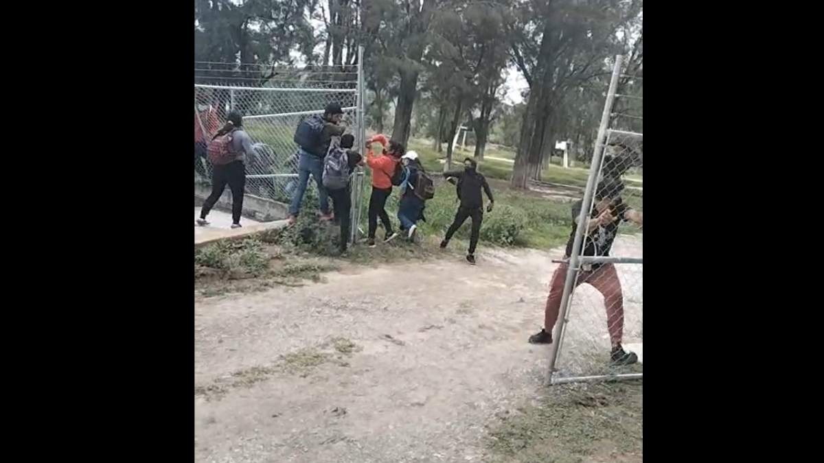 Los manifestantes derribaron el cerco perimetral de la antigua normal