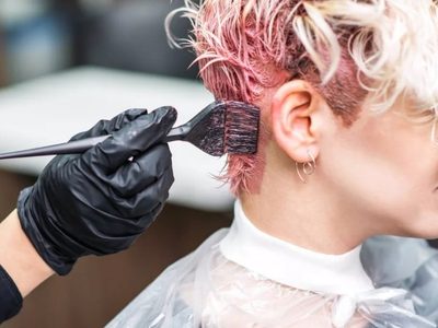 Una mujer empieza a ver borroso tras teñirse el pelo con un tinte con aminas aromáticas