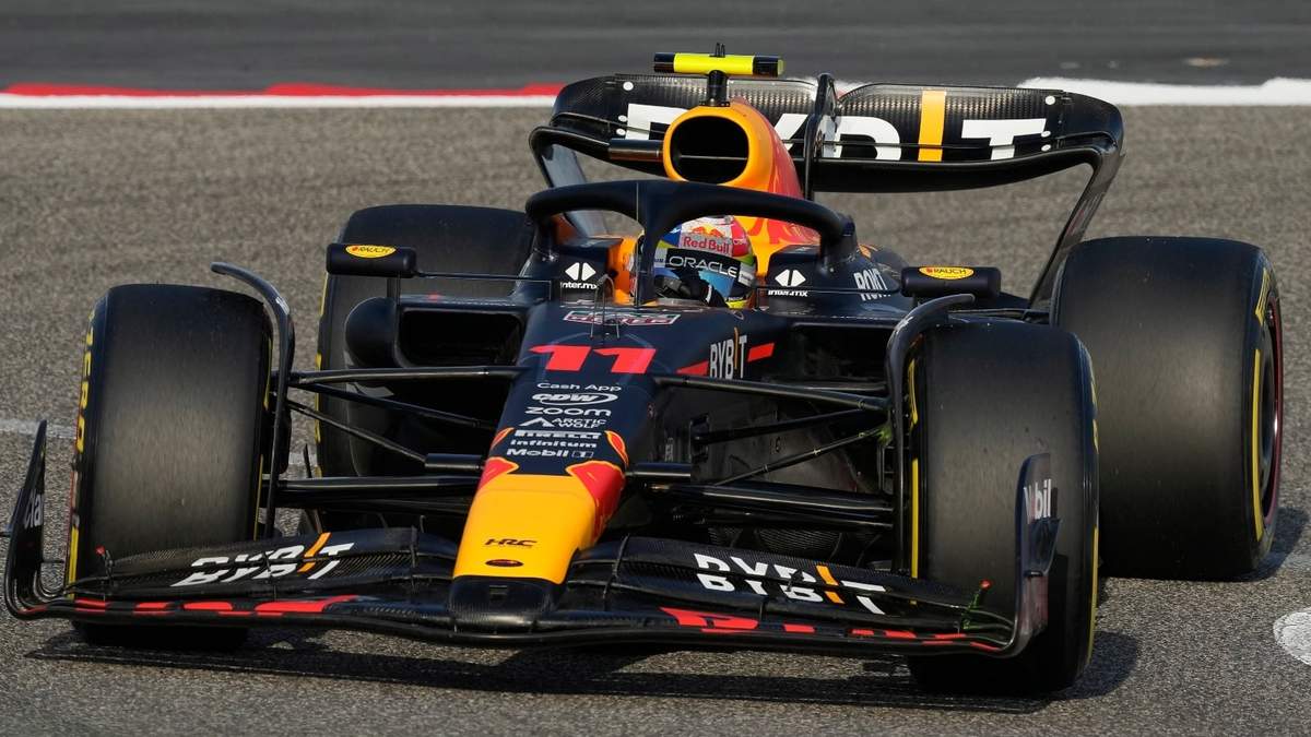 El piloto mexicano de Red Bull Sergio "Checo" Pérez en el circuito de Sakhir, Bahrein