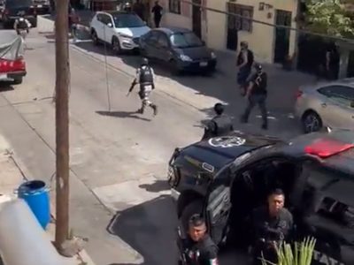 Presunto homicida recibe a balazos a policías que pretendían arrestarlo; un agente está grave