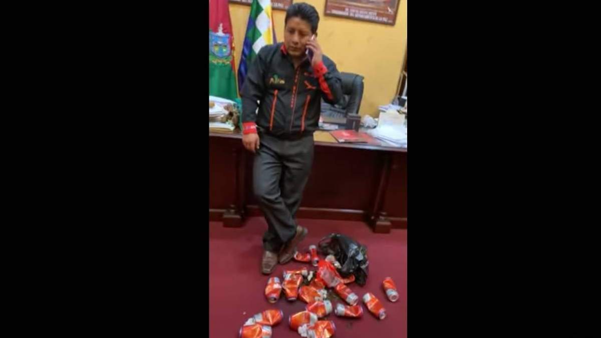 Santos Quispe, entre latas y botellas de alcohol