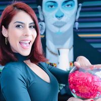 A María León no le alcanzaron los hilos para cubrirse y... ¡La cámara la capturó desde abajo!