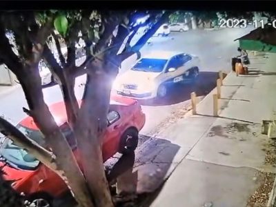 Ladrón acechó y robó a una señora que llegó en taxi a su casa en SLP (Videos)