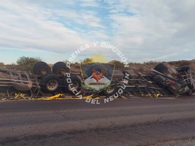 Vuelco de un camión en la ruta 7: llevaba una carga de tubos de gas