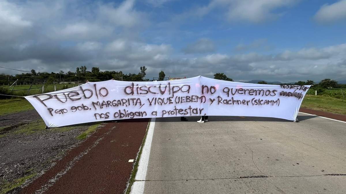 Bloqueo en autopista Siglo XXI, en Morelos, por presunto caso de exclusión de normalista indígena en proceso de admisión para docentes