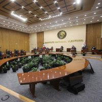 Por falta de recursos, el INE pospone la consulta de revocación de mandato
