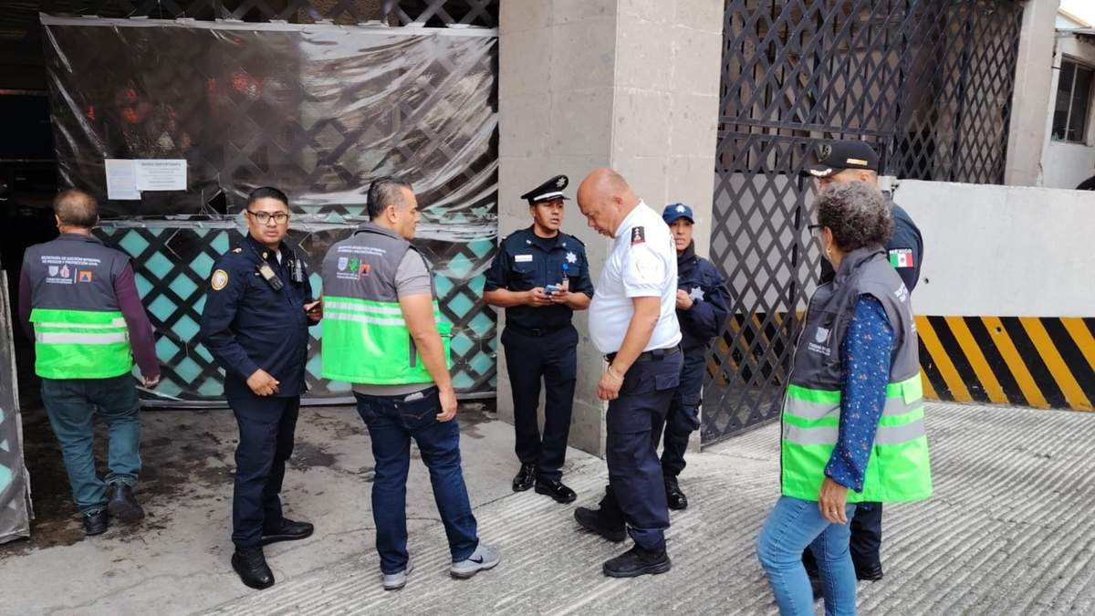 Policías y personal de la Secretaría de Gestión Integral de Riesgos y Protección Civil de la CDMX en el edificio