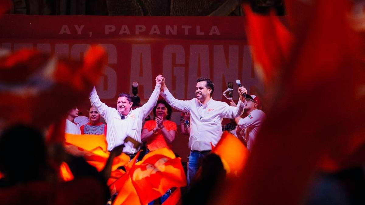 El coordinador nacional de MC, Jorge Álvarez Máynez, con el candidato de su partido, Mariano Romero, por Papantla, Veracruz