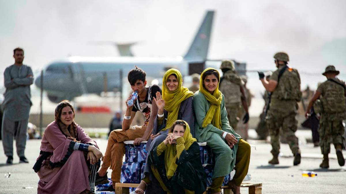 Afganas esperaban subir a uno de los vuelos de evacuación en Kabul. Fuente: (Twitter)