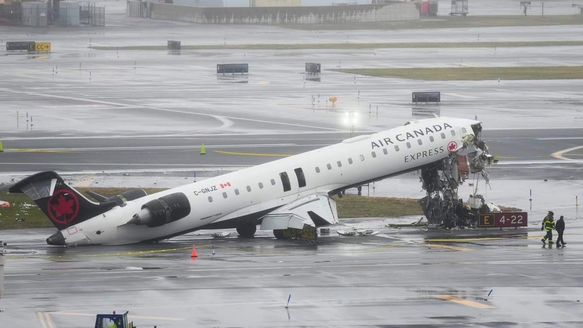 Avión choca con camión de bomberos en pista de aterrizaje en aeropuerto de NY; dos pilotos murieron