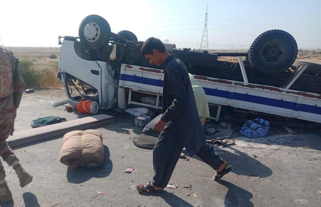 Un soldado paramilitar y voluntarios se reúnen en el lugar de un ataque suicida en Sibi, un distrito de la provincia de Baluchistan, Pakistán, el lunes 6 de marzo de 2023. Varios policías murieron y otros resultaron heridos en uno de los peores ataques suicidas contra las fuerzas de seguridad paquistaníes en los últimos meses, según las autoridades