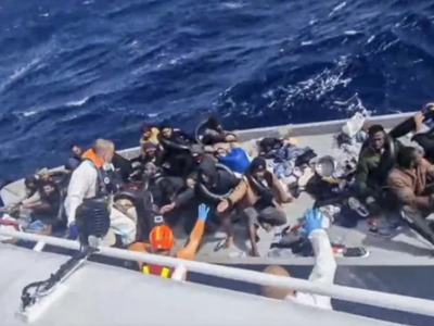 Italia rescata a 22 náufragos y recupera 9 cadáveres; hay 15 desaparecidos