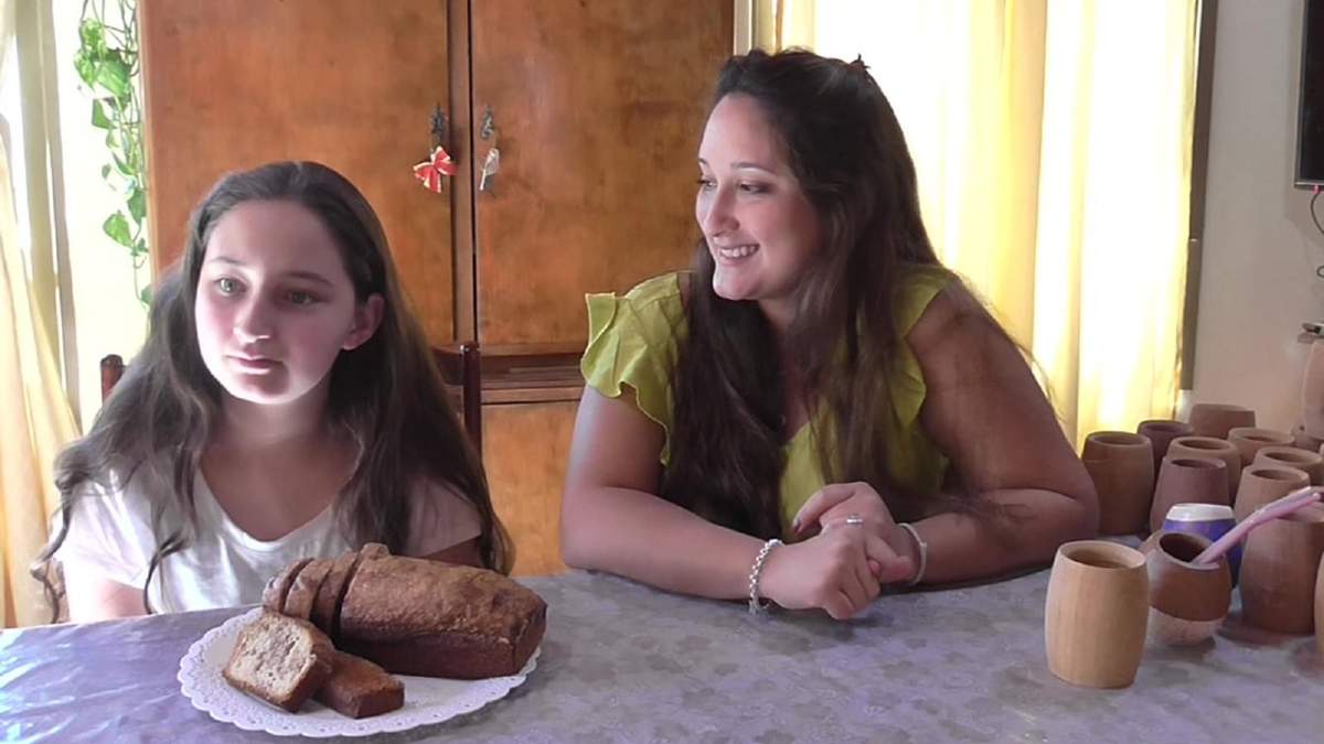 Sofi y Lucía, acompañadas por sus productos artesanales. Fuente:  (Daniel Signorile).