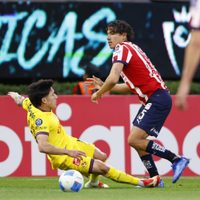 Con un autogol del uruguayo Cáceres, Chivas toma ventaja sobre América en la Concacaf (Video)