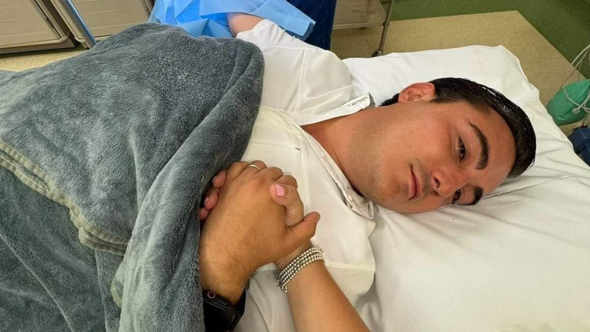 Manuel Guerra Cavazos mientras es atendido por un médico