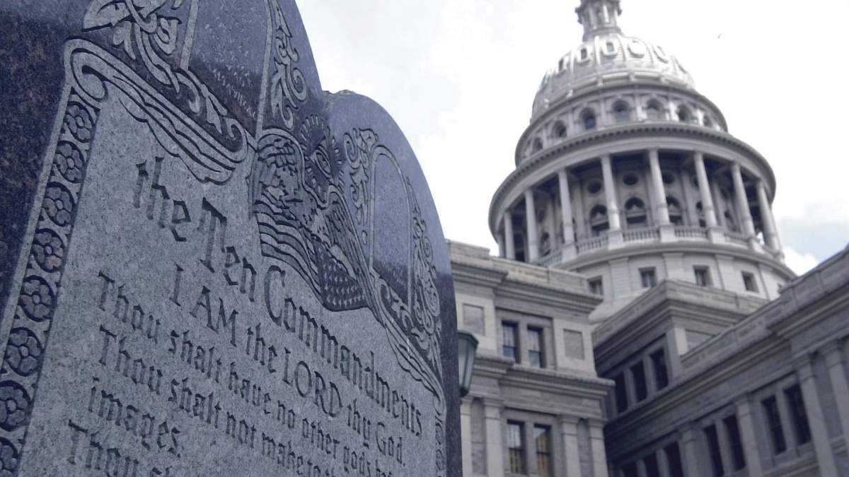 Una losa con los 10 mandamientos está cerca del Capitolio en Austin, Texas.