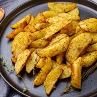 El secreto de los restaurantes para que las papas al horno salgan extra crocantes y no se peguen en la asadera