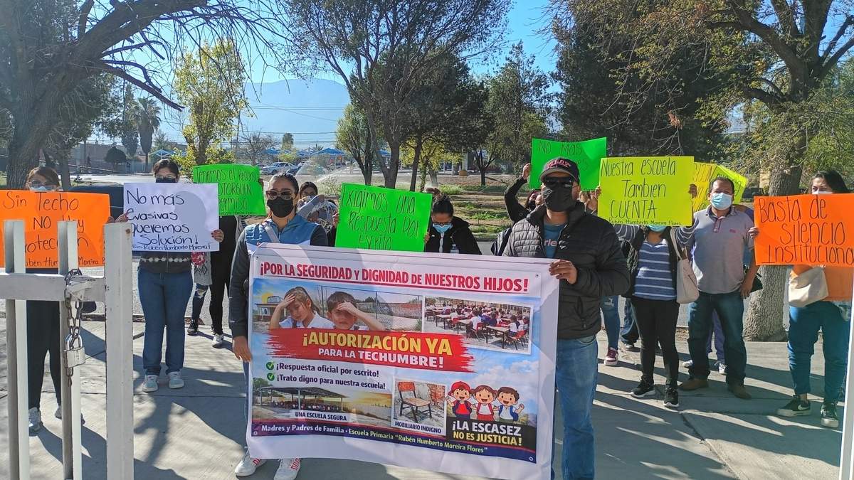 Padres de familia exigen la aprobación de los proyectos de techumbres para las escuelas