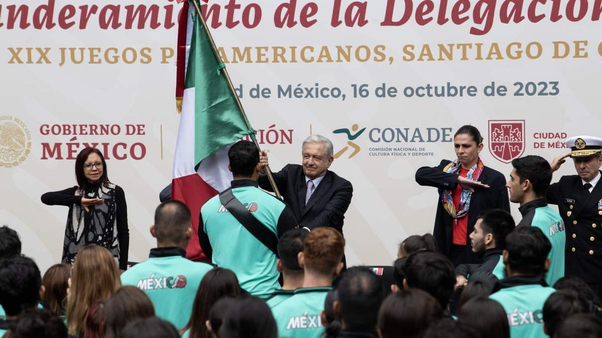 AMLO y la delegación mexicana. Abanderamiento