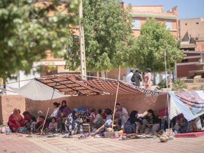 Marroquíes duermen en calles por tercer día tras sismo que dejó 2 mil 100 muertos