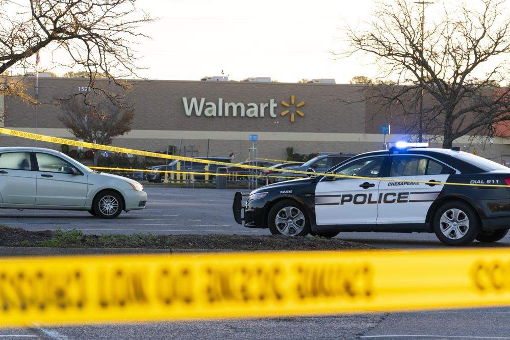 Agentes policiacos laboran en el Walmart donde un hombre disparó a la gente el 22 de noviembre de 2022 en Chesapeake, Virginia
