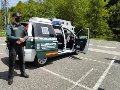Un hombre intenta ingresar desnudo a su juicio por exhibicionismo