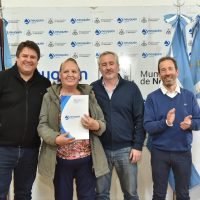 Entregaron 34 títulos de propiedad a familias en diferentes barrios de la capital