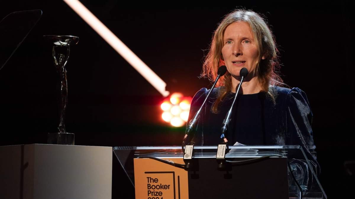 Samantha Harvey da un discurso después de ganar el Premio Booker 2024