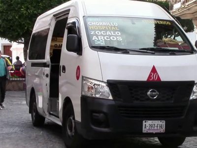 Protegidos por fuerzas federales, transportistas de Taxco, Guerrero, reanudan servicio de pasajeros