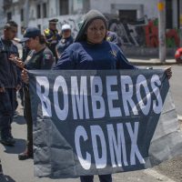 'Ismael, te queremos fuera!”, gritan bomberos disidentes; Figueroa acumula expediente negro
