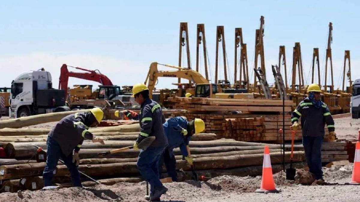 Trabajadores petroleros recibirán un incremento del 15 % en sus sueldos. Fuente: (Diario RN)