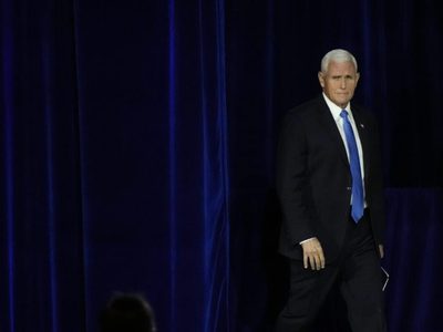 Pence desiste de disputar candidatura presidencial republicana
