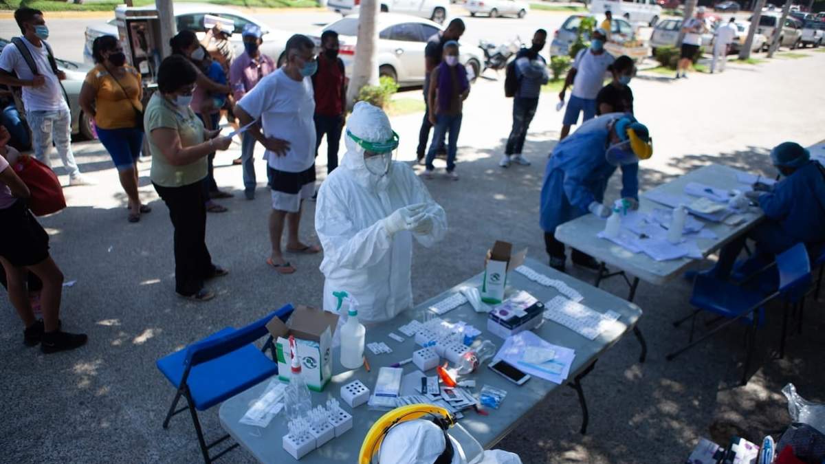 Módulos de aplicación de exámenes de detección de antígenos para Sars-cov-2, frente al parque papagayo en la Costera Miguel Alemán de Acapulco