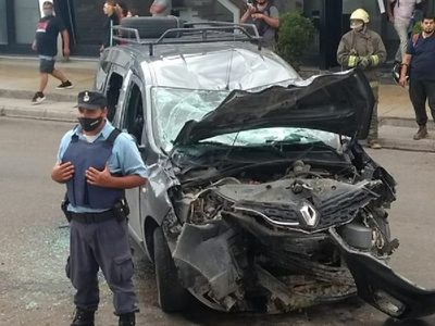 Pasó en rojo a toda velocidad, chocó y dejó a una persona muy grave en Neuquén Capital
