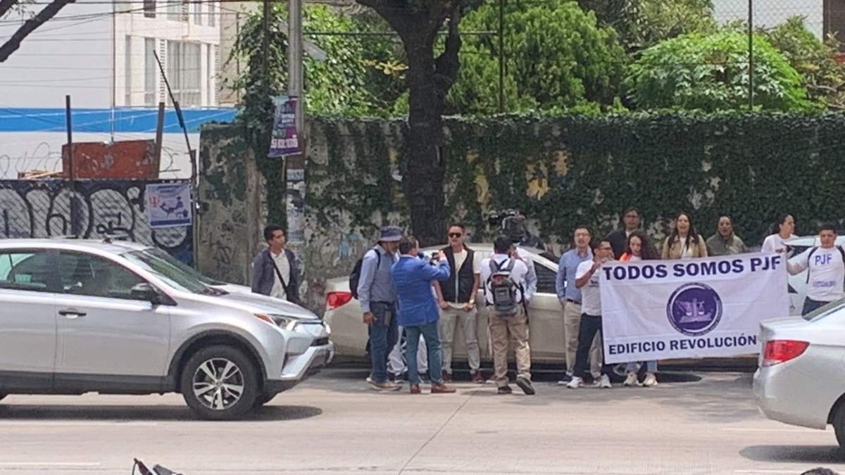 Trabajadores del PJF protestan contra la reforma afuera de la sede de la plenaria de Morena