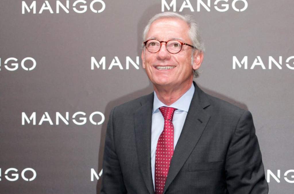 ARCHIVO - Isak Andic, fundador de la firma española de moda Mango, llega al desfile de Otoño-Invierno 2011 de Mango en París