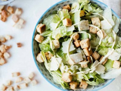 Ensalada César: fresca, inigualable y perfecta para estas fiestas, una receta con la que vas a quedar de 10