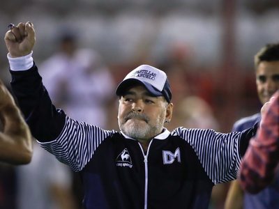 El último adiós: cerca de 25 familiares y amigos despidieron a Diego Maradona en el cementerio de Be